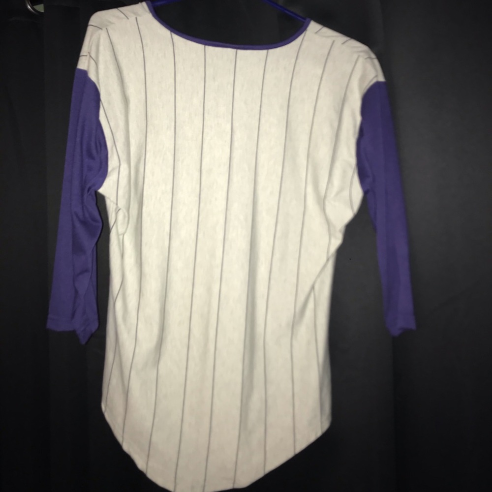 V neck - Picture 3 of 4